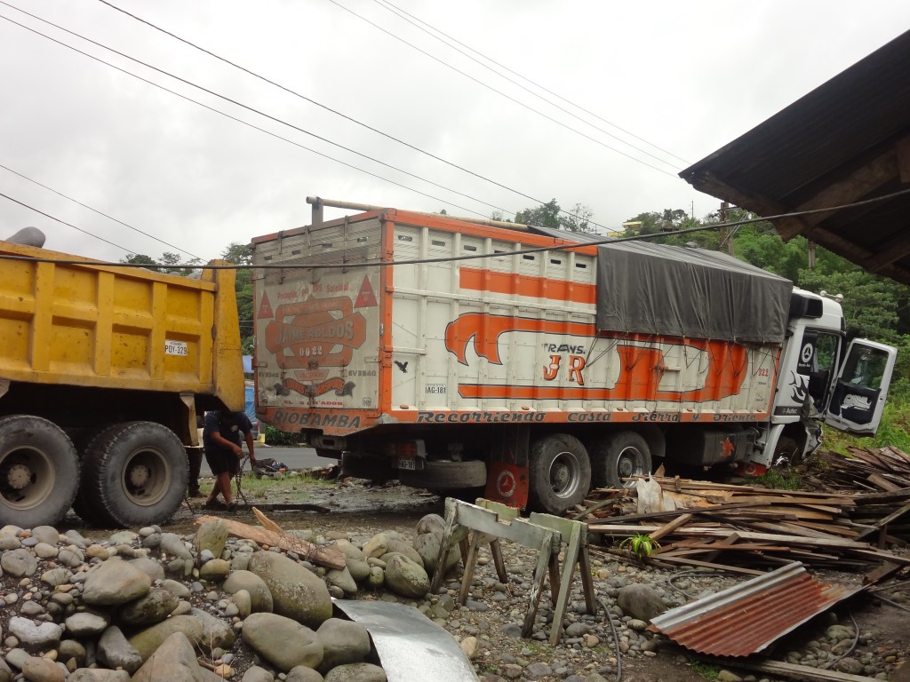 Foto: Tratando de sacar el vehículo - Shell (Pastaza), Ecuador