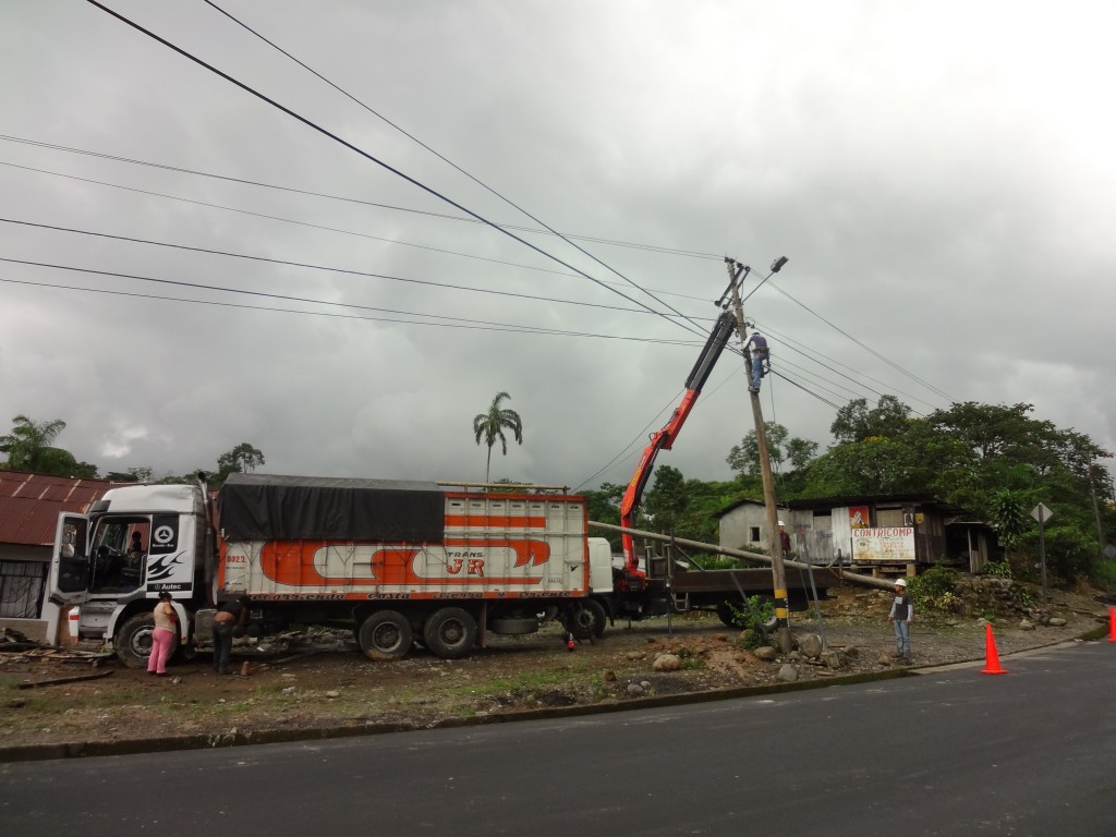 Foto: Tratando de sacar el vehículo - Shell (Pastaza), Ecuador