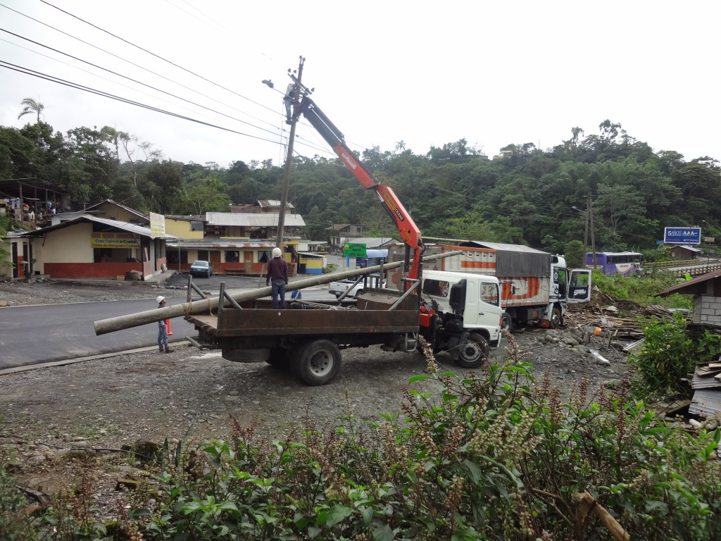 Foto: Parando un poste por el accidente - Shell (Pastaza), Ecuador