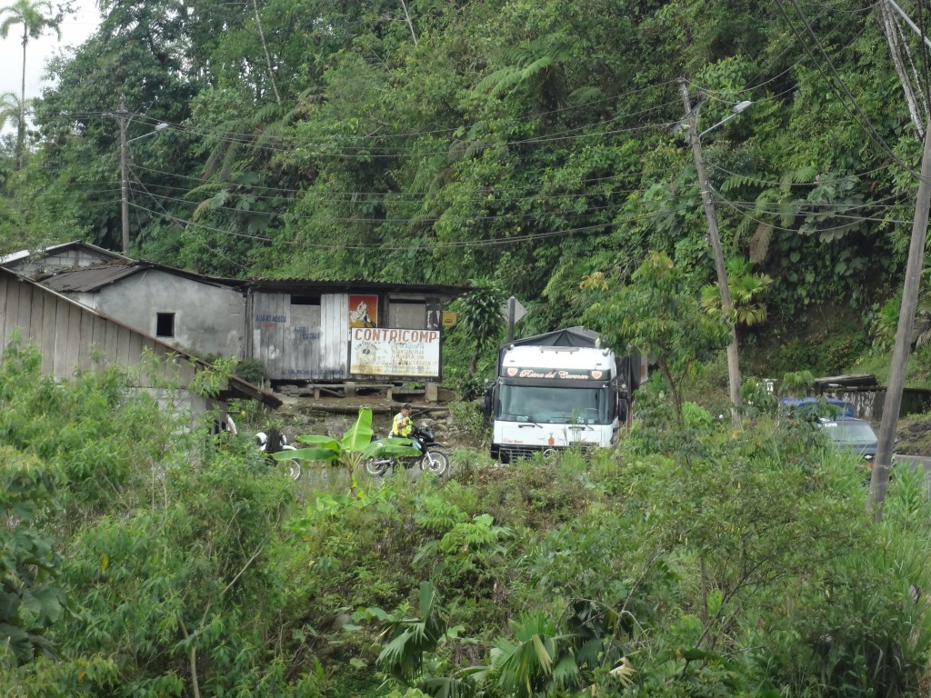 Foto: Vehículo fuera de la calzada - Shell (Pastaza), Ecuador