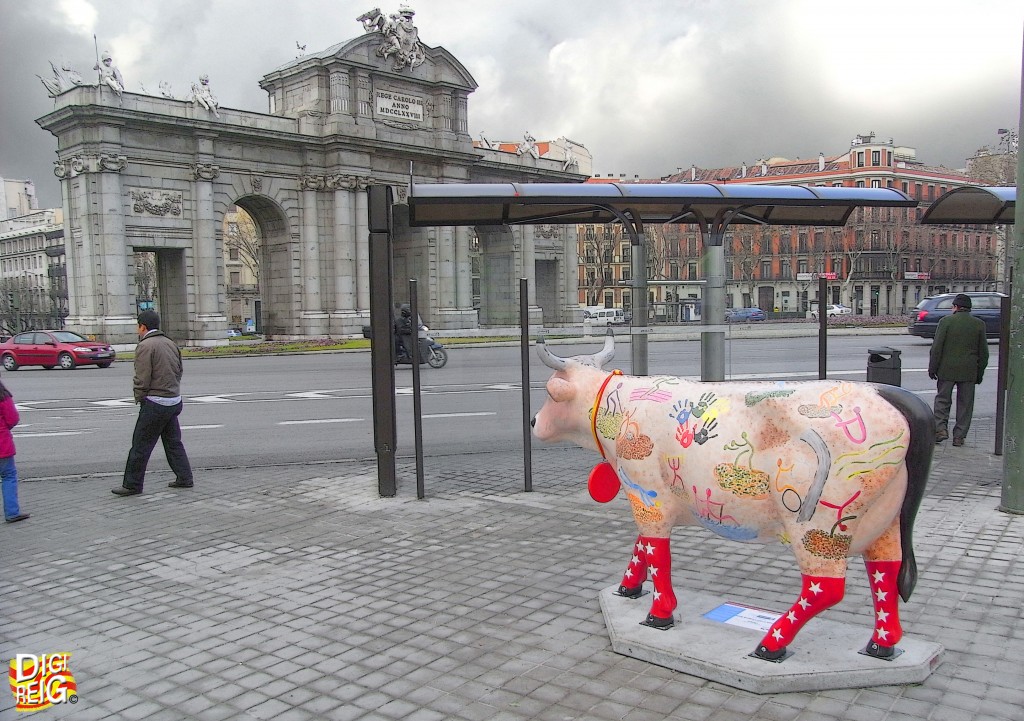 Foto: Vacas por la Puerta de Alcalá. - Madrid (Comunidad de Madrid), España