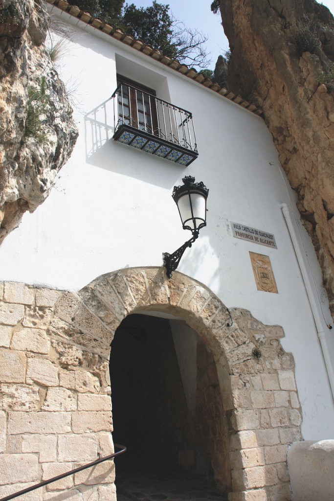 Foto: Entrada al centro histórico - El Castell de Guadalest (Alicante), España