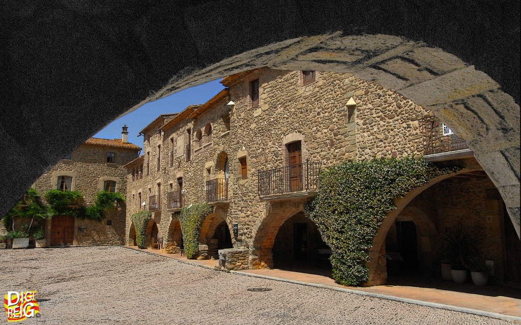 Foto: Plaza del pueblo. - Monells (Girona), España