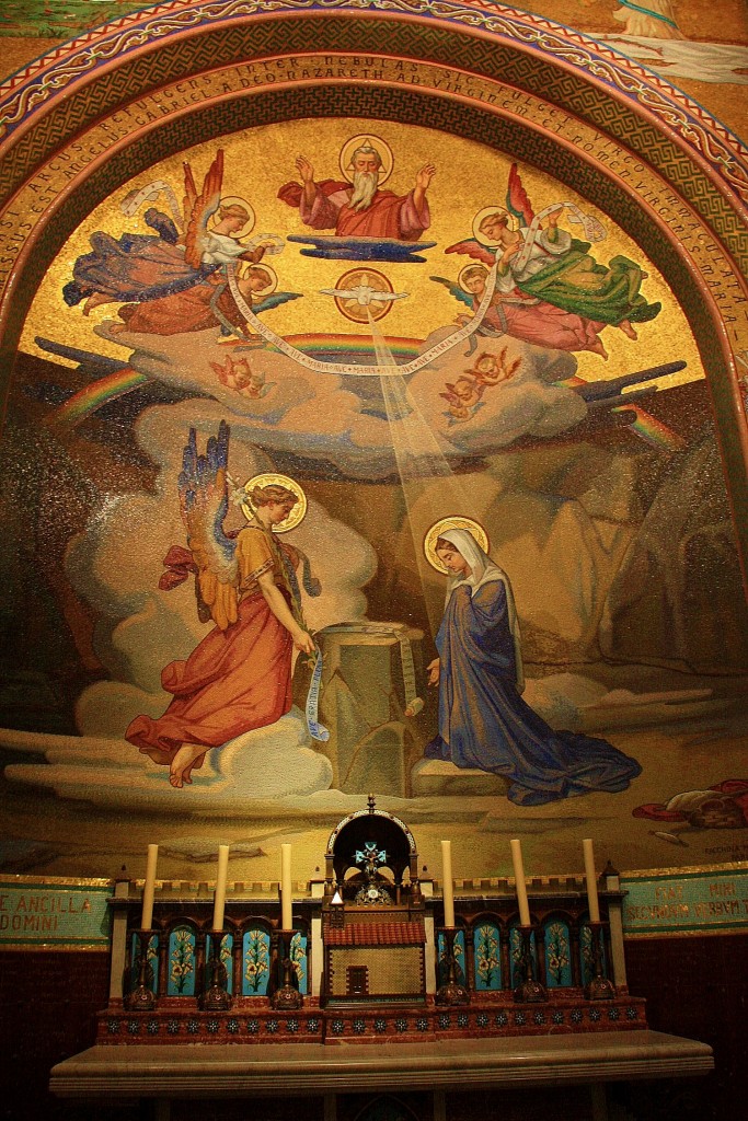 Foto: Interior de la basílica - Lourdes (Midi-Pyrénées), Francia