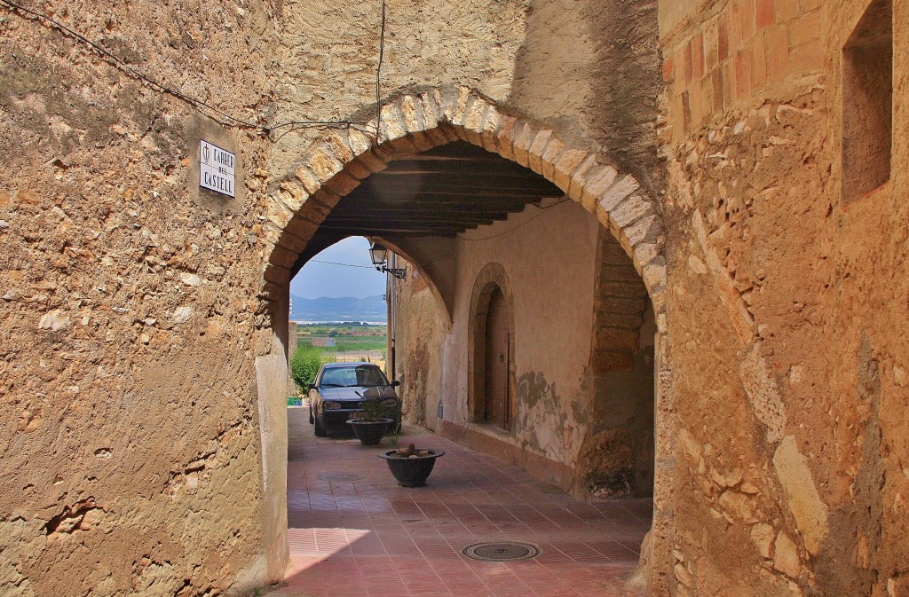 Foto: Puerta del centro histórico - Aliò (Tarragona), España