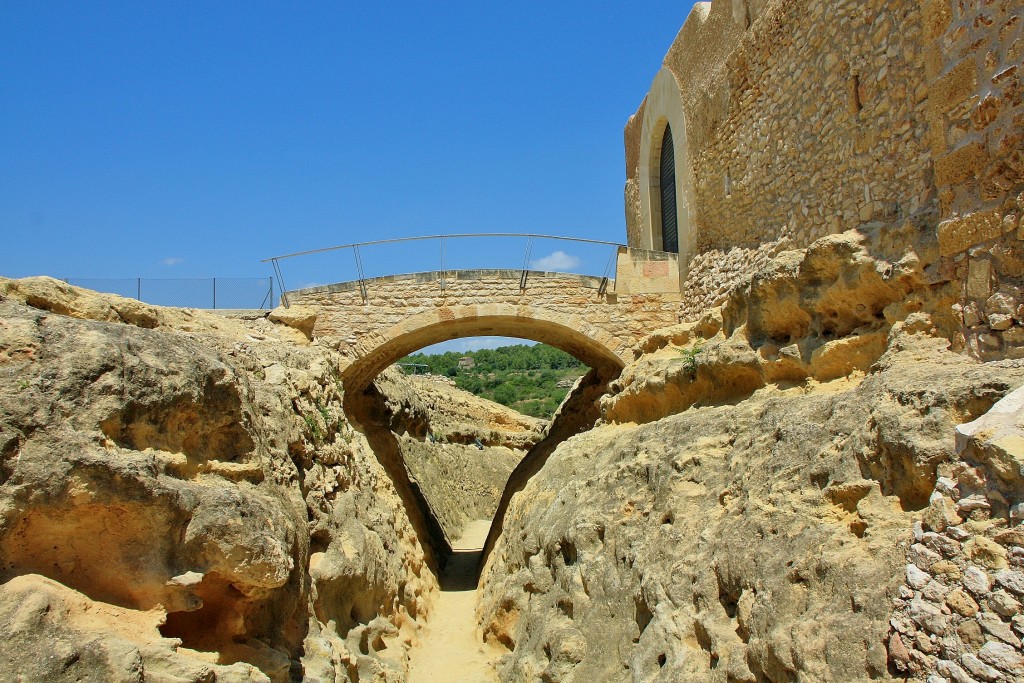 Foto: Foso del castillo y puente - El Catllar (Tarragona), España