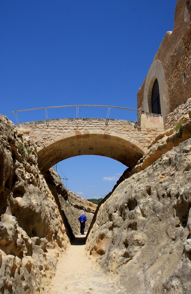 Foto: Foso del castillo y puente - El Catllar (Tarragona), España