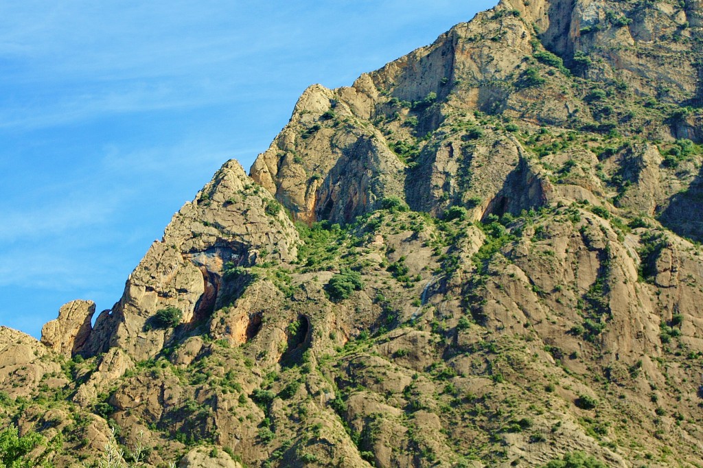 Foto: Montañas con cuevas - Sopeira (Huesca), España