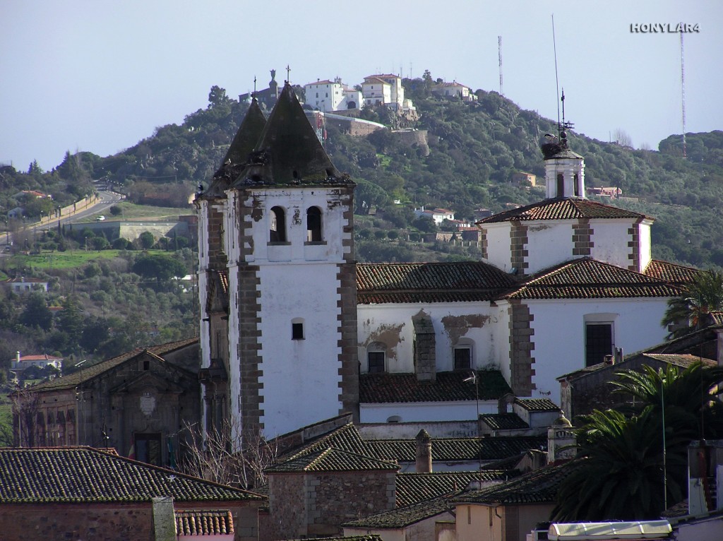 Foto: * VISTA GENERAL DEL SANTUARIO DE LA MONTAÑA Y LA IGLESIA DE FRANCISCO JAVIER DEL SIGLO XVIII - Caceres (Cáceres), España