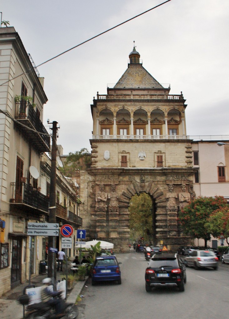 Foto: Puerta en la muralla - Palermo (Sicily), Italia