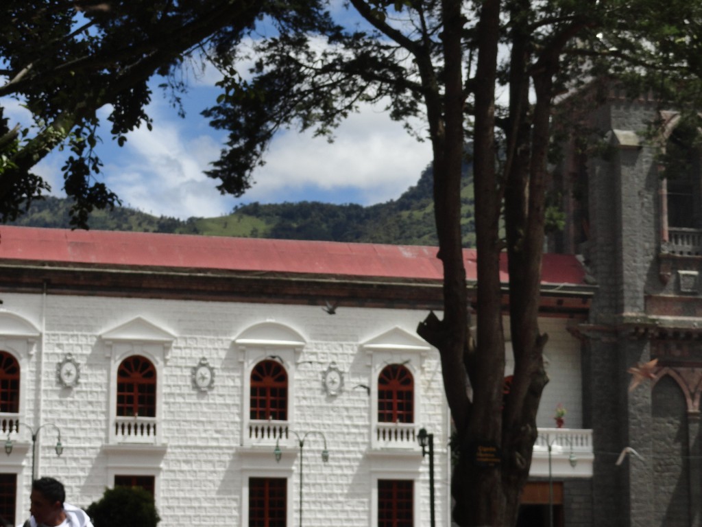 Foto: Vista exterior de la catedral - Baños (Tungurahua), Ecuador