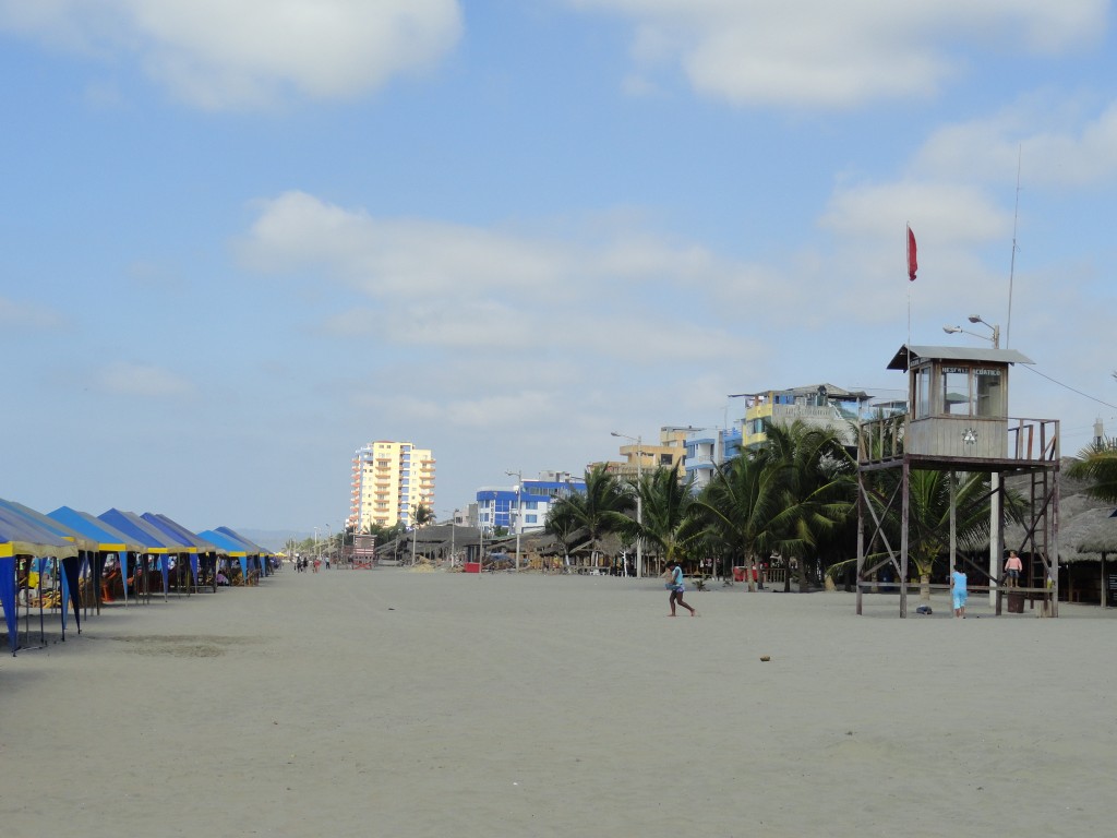 Foto: playa y chozas - Atacames (Esmeraldas), Ecuador