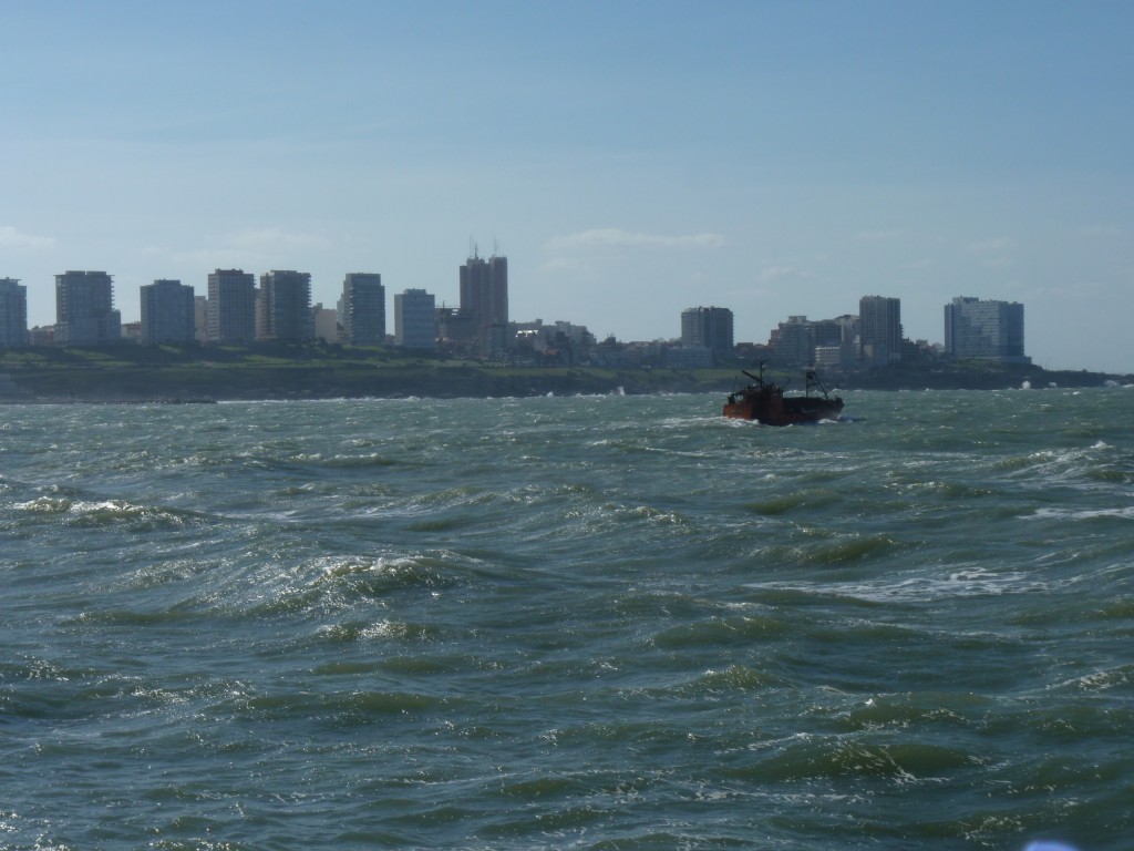 Foto: Edificios desde la escollera sur - Mar del Plata (Buenos Aires), Argentina