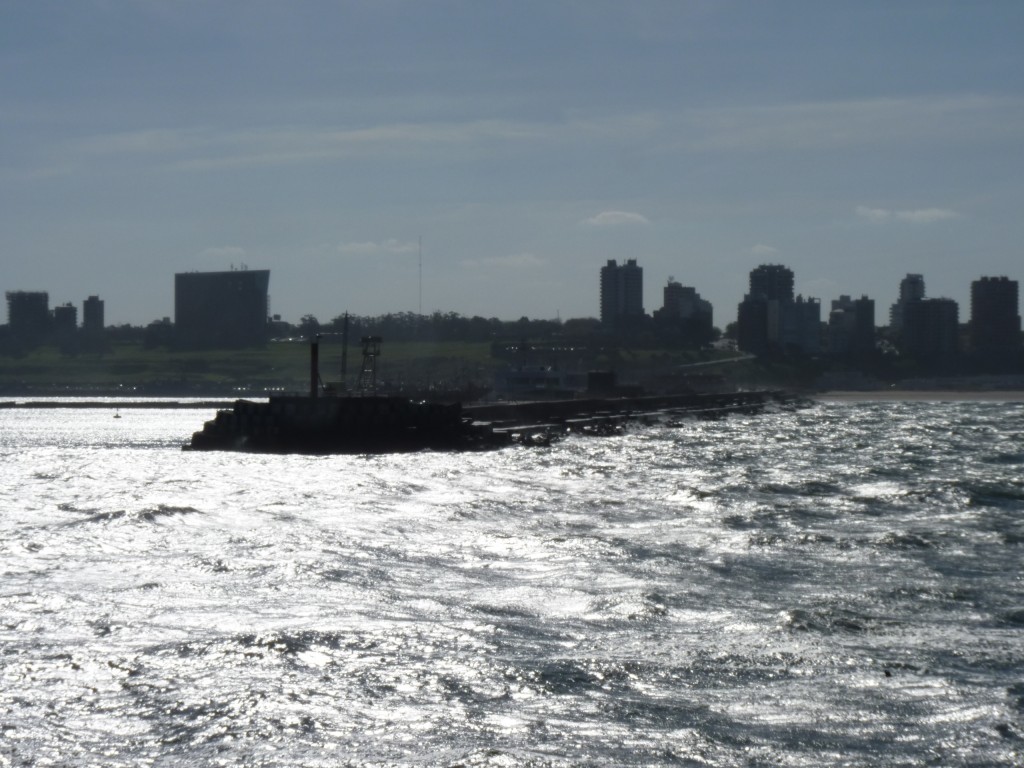 Foto: Escollera norte desde la escollera sur - Mar del Plata (Buenos Aires), Argentina