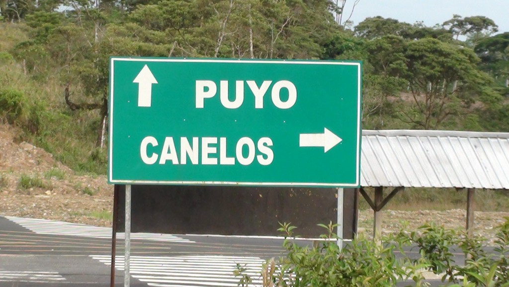 Foto: Vallas de publicidad - Puyo (Pastaza), Ecuador