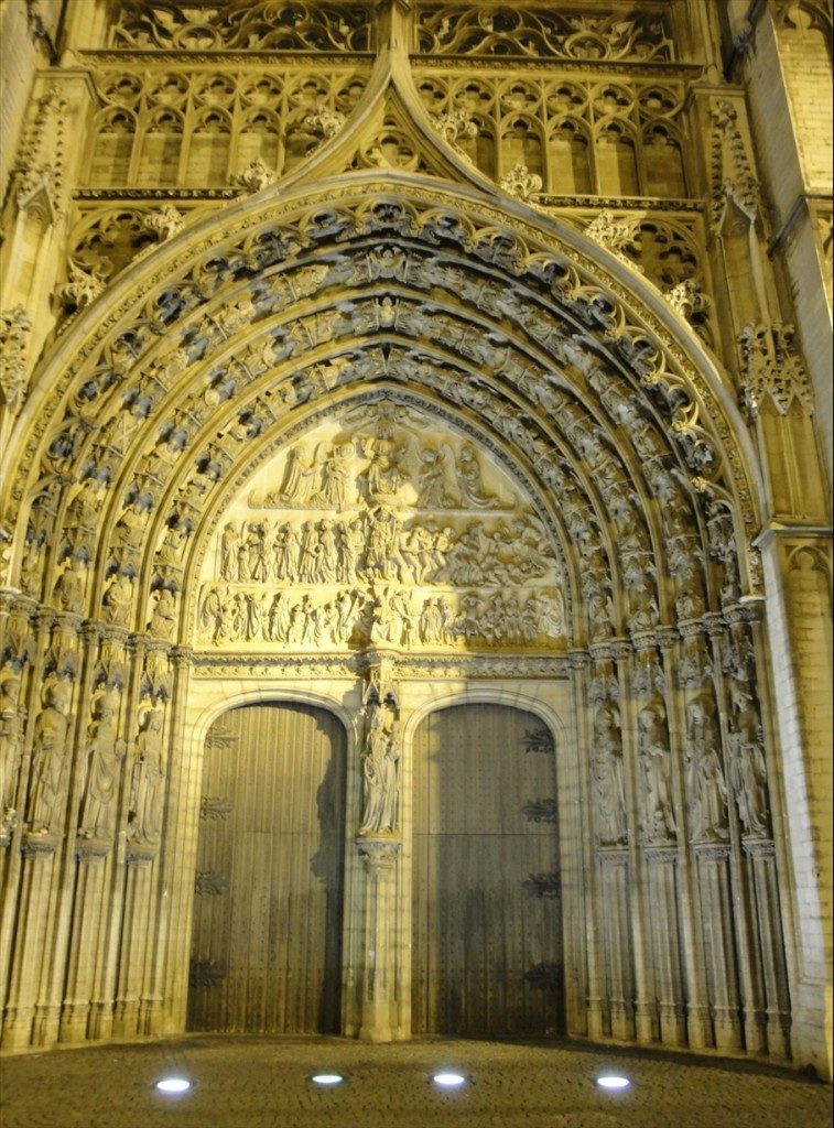 Foto: Nocturna. Puerta de la Onze Lieve Vrouwekathedraal - Antwerpen (Flanders), Bélgica