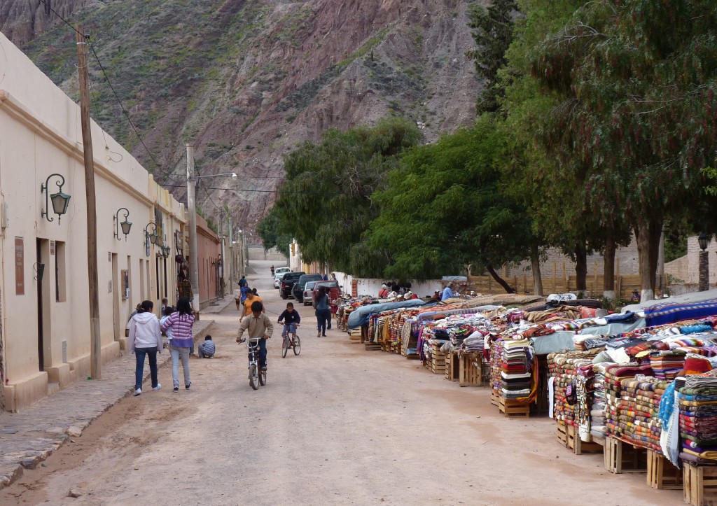 Foto: do de la plaza. - Purmamarca (Jujuy), Argentina