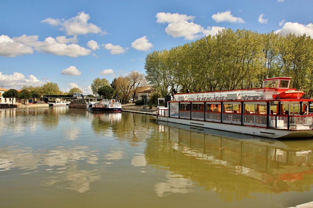 Foto: Canales de la ciudad - Aigues-Mortes (Languedoc-Roussillon), Francia