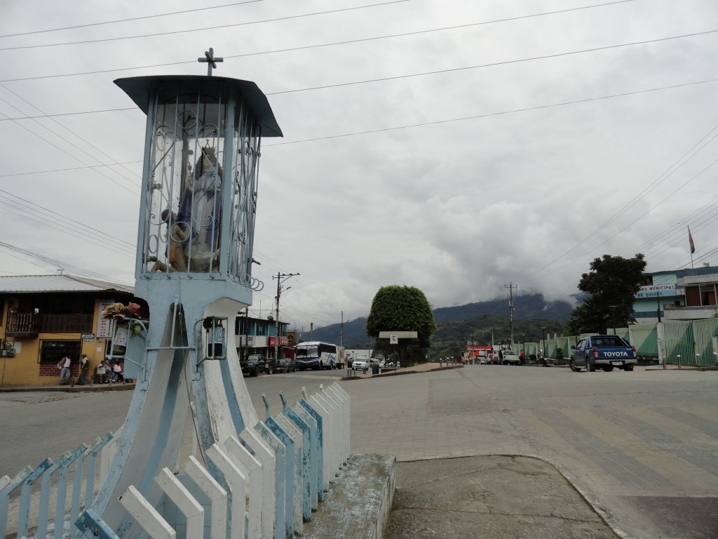 Foto: El centro y la Virgen - Baeza (Napo), Ecuador