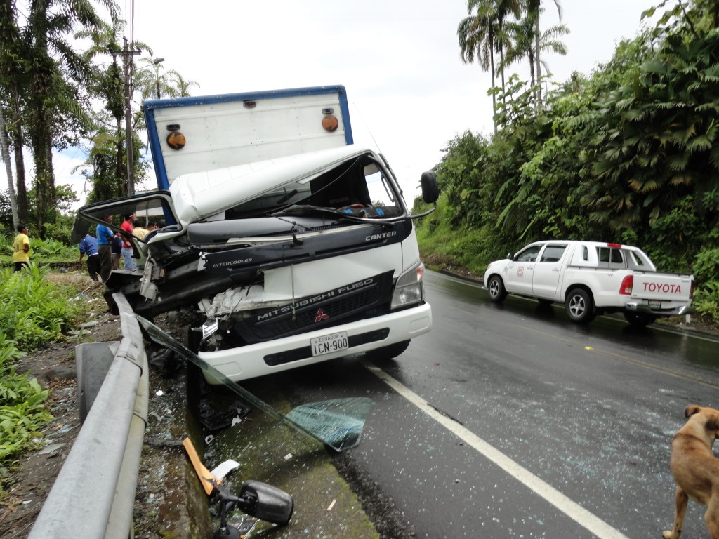 Foto: Vehiculo chocado - Shell (Pastaza), Ecuador