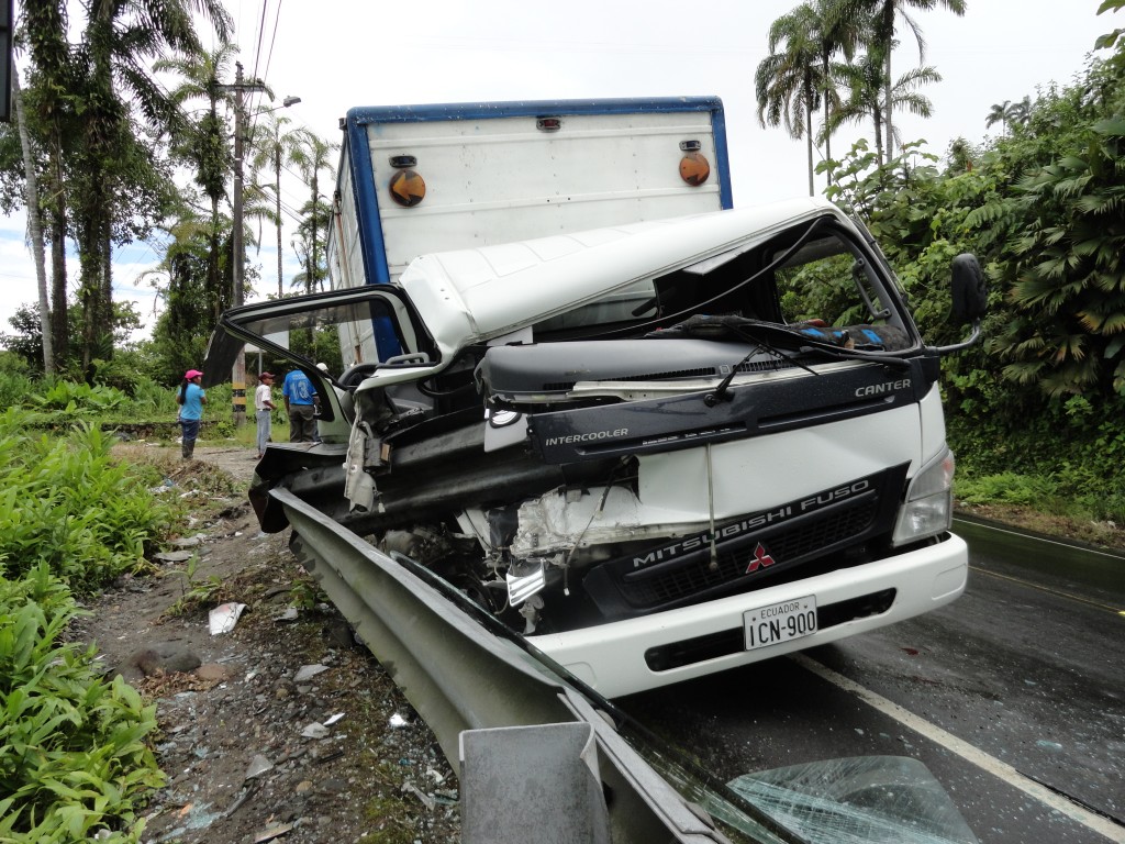 Foto: Vehiculo chocado - Shell (Pastaza), Ecuador