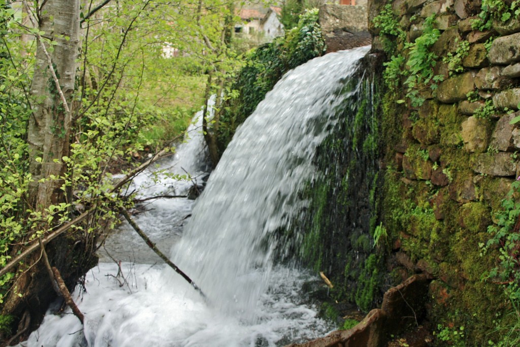 Foto: Entrada de agua al molino - Maya (Navarra), España