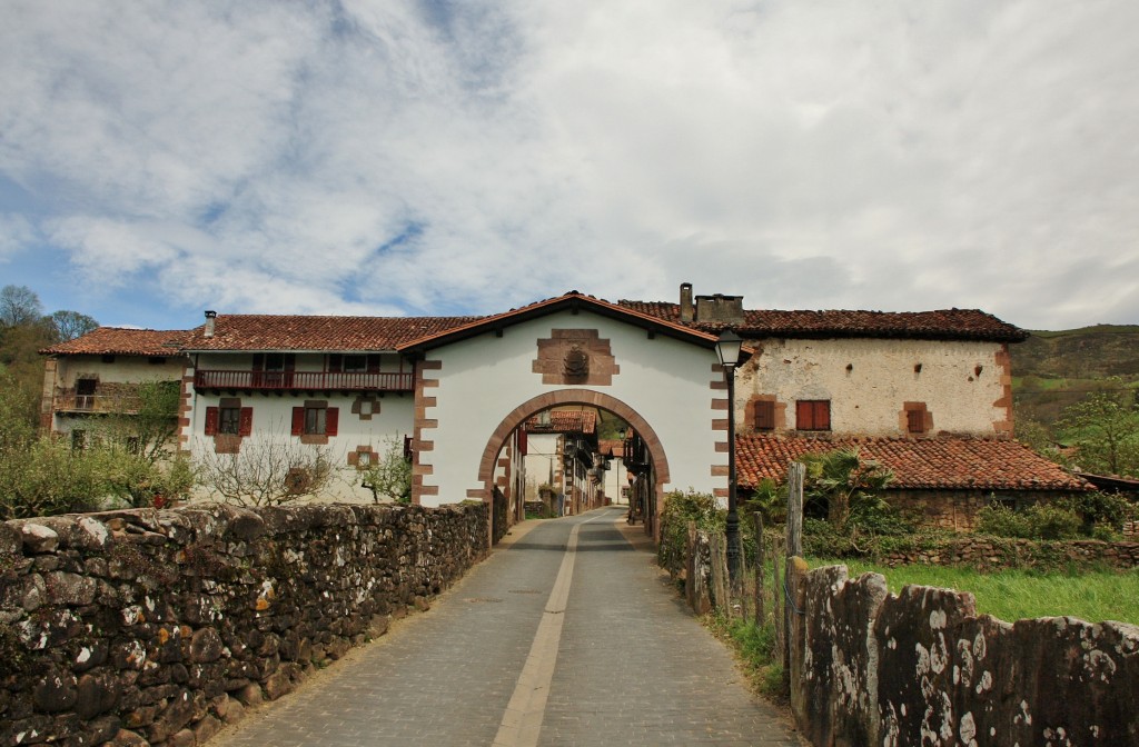 Foto: Entrada al pueblo - Maya (Navarra), España