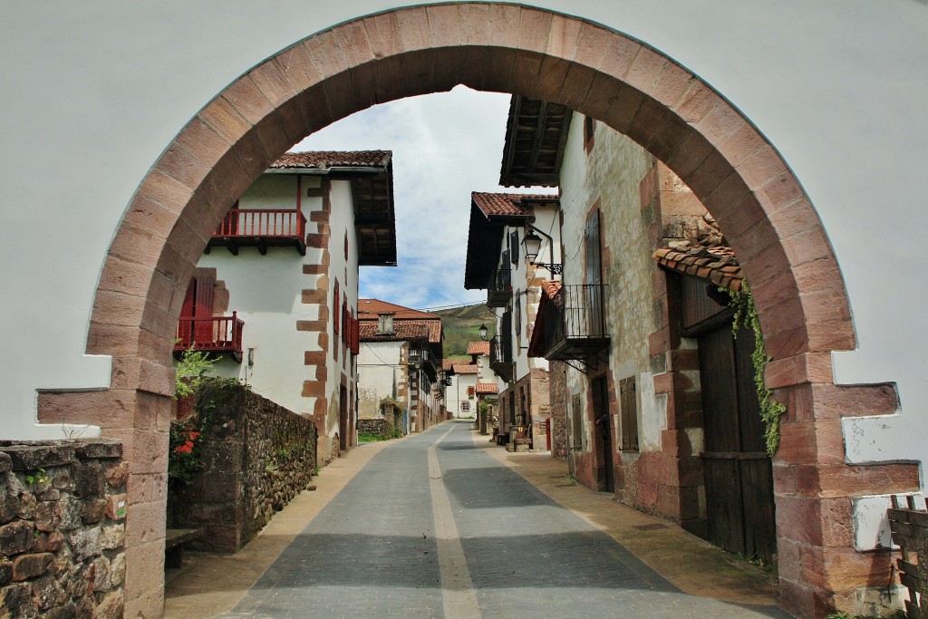 Foto: Entrada al pueblo - Maya (Navarra), España