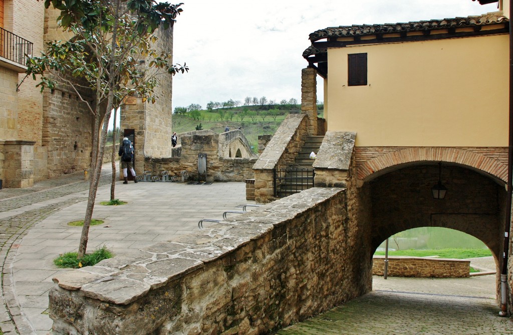 Foto: Inicio del puente románico - Puente la Reina (Navarra), España