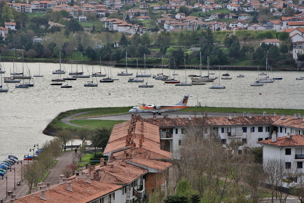 Foto: Aeropuerto junto al puerto - Hondarribia (Gipuzkoa), España