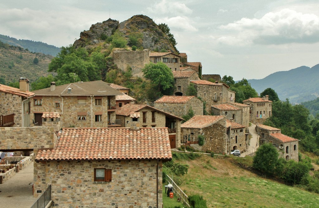 Foto: Vista del pueblo - La Roca (Girona), España