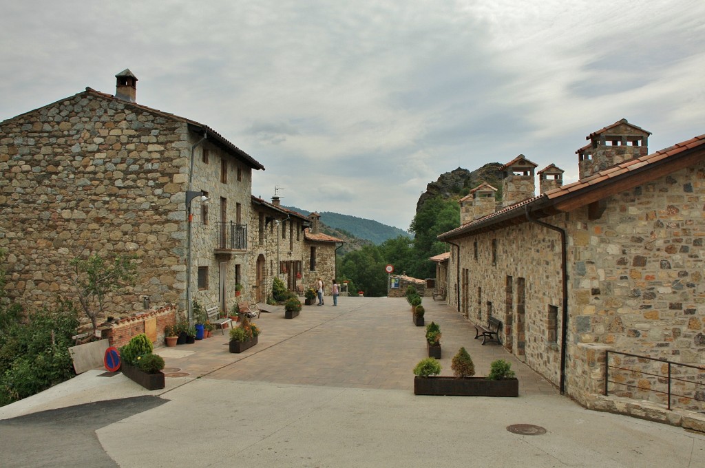 Foto: Vista del pueblo - La Roca (Girona), España