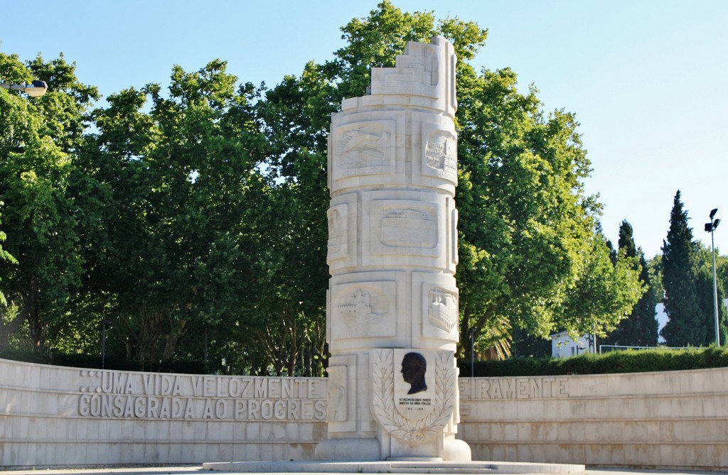 Foto: Monumento conmemorativo - Loulé (Faro), Portugal