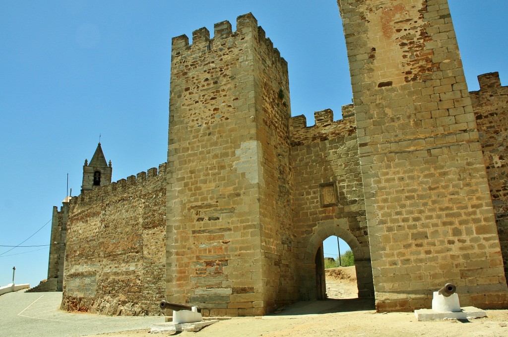 Foto: Puerta de la muralla - Mourao (Évora), Portugal