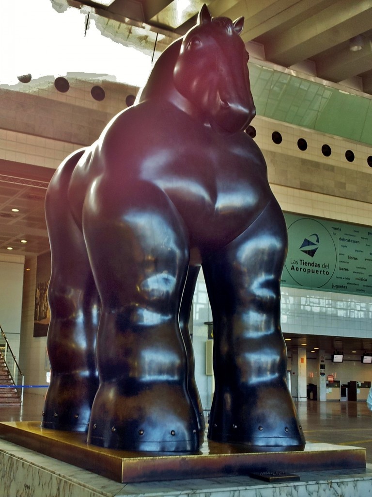 Foto: Estatua en el aeropuerto - Barcelona (Cataluña), España