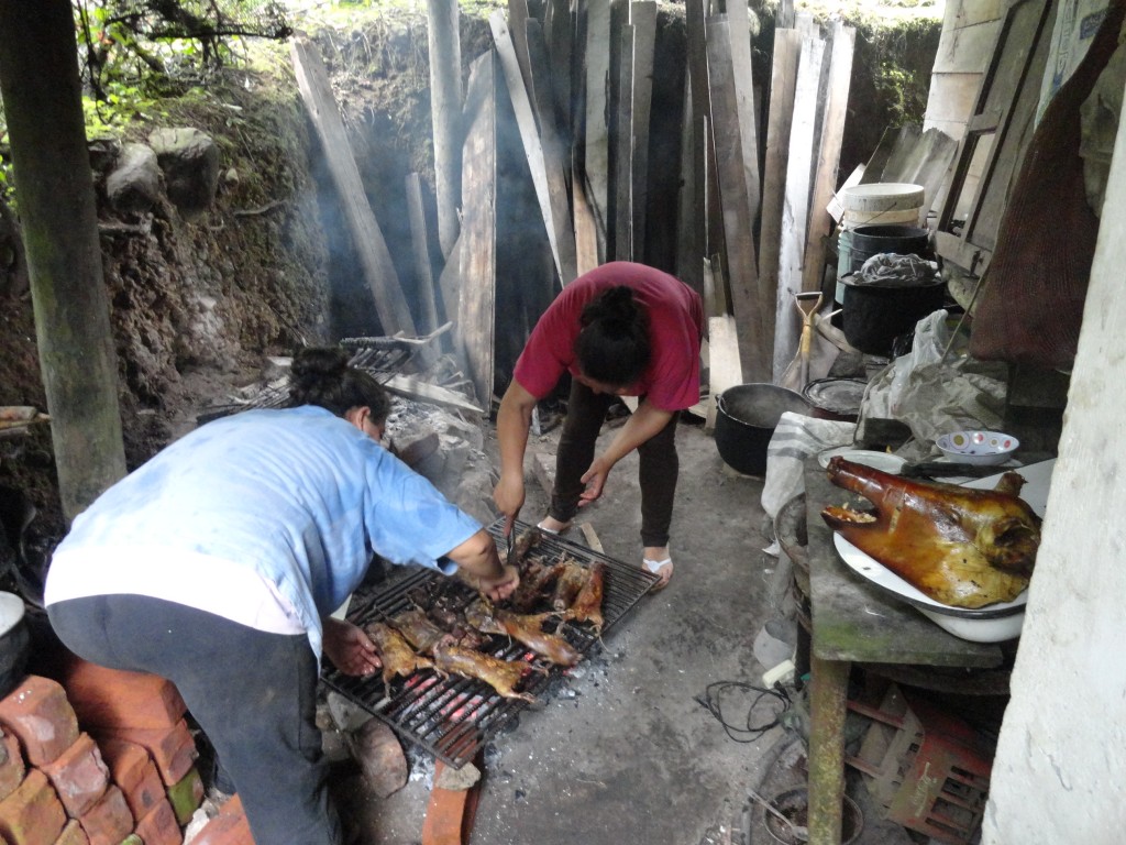 Foto: Asando cuyes - Shell (Pastaza), Ecuador