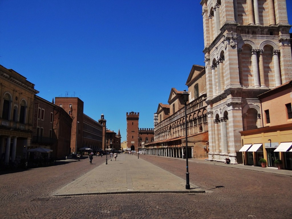 Foto: Piazza Trento e Trieste - Ferrara (Emilia-Romagna), Italia