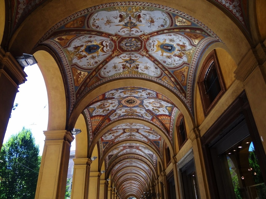 Foto: Portici in Piazza Camillo Benso Conte di Cavour - Bologna (Emilia-Romagna), Italia