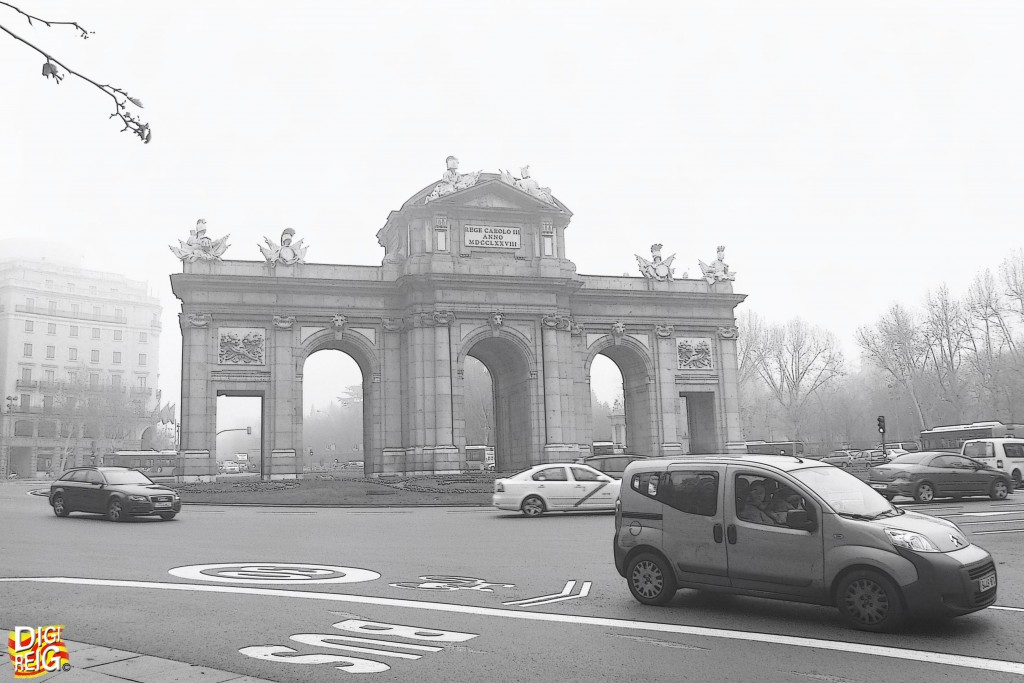 Foto: Niebla en la Ciudad-Puerta de Alcalá - Madrid (Comunidad de Madrid), España