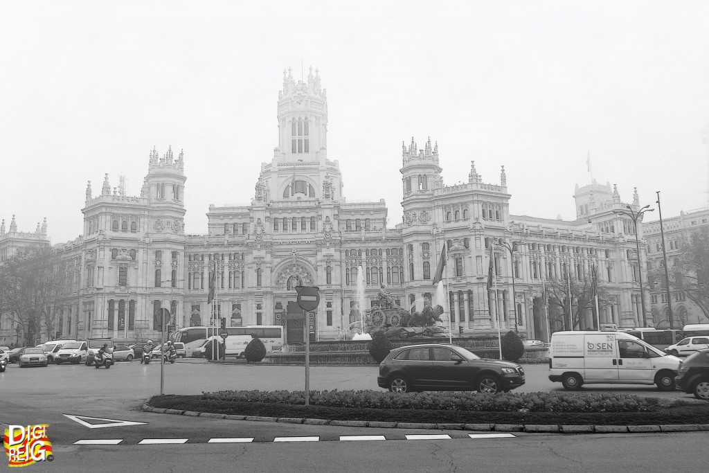 Foto: Niebla en la Ciudad-Antiguo Palacio de Comunicaciones - Madrid (Comunidad de Madrid), España