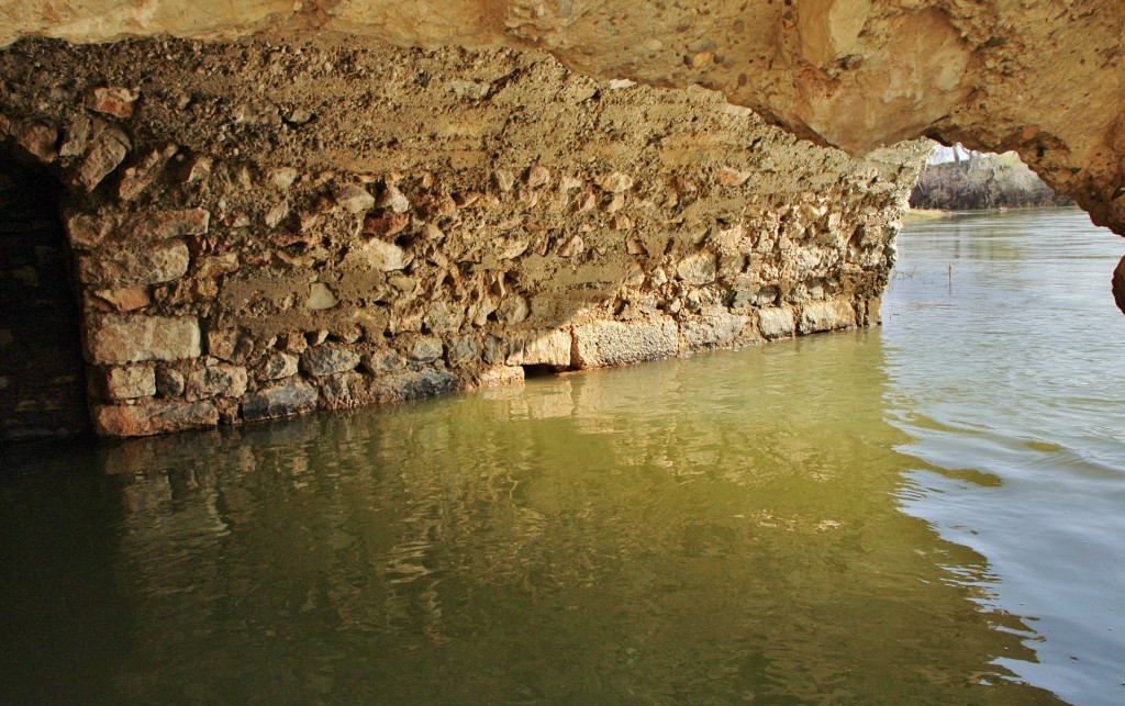 Foto: Antiguo puerto en el rio Ebro - Miravet (Tarragona), España