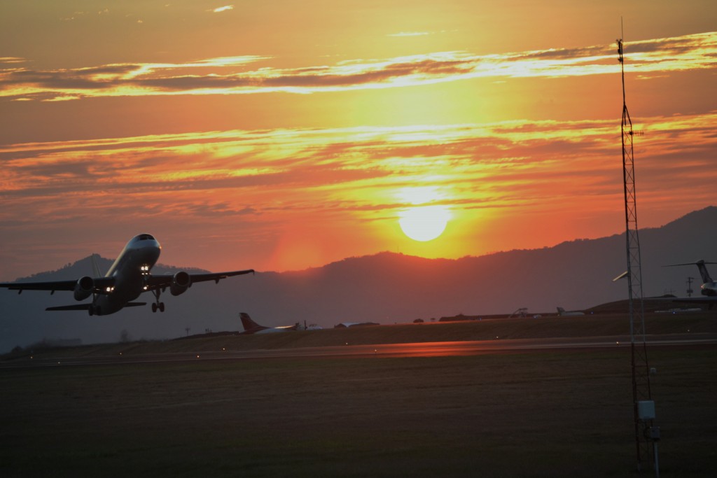 Foto: Atardecer en el aeropuerto - Alajuela, Costa Rica