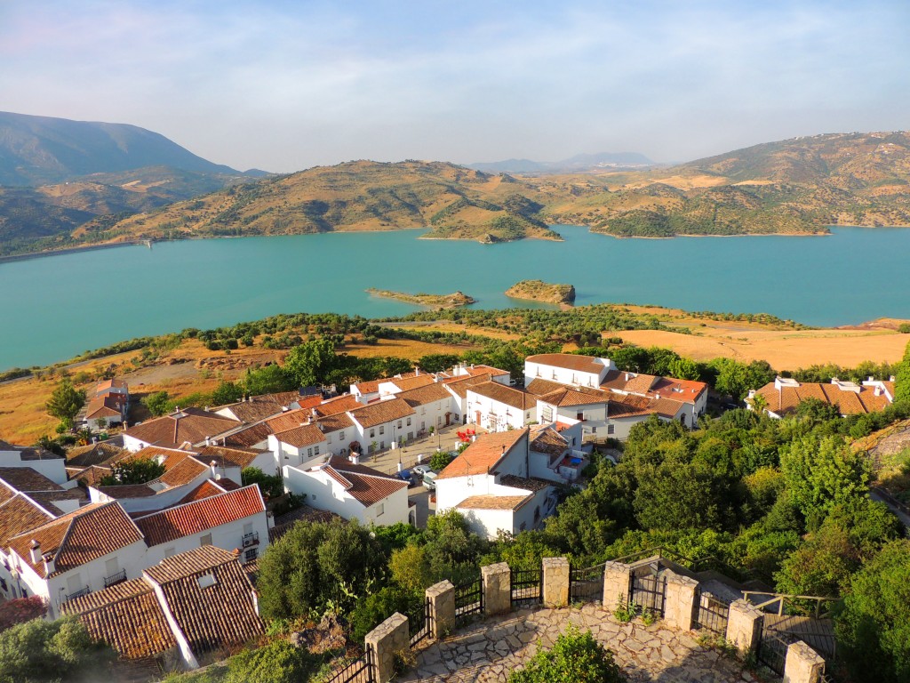 Foto: Al fondo Olvera - Zahara de la Sierra (Cádiz), España