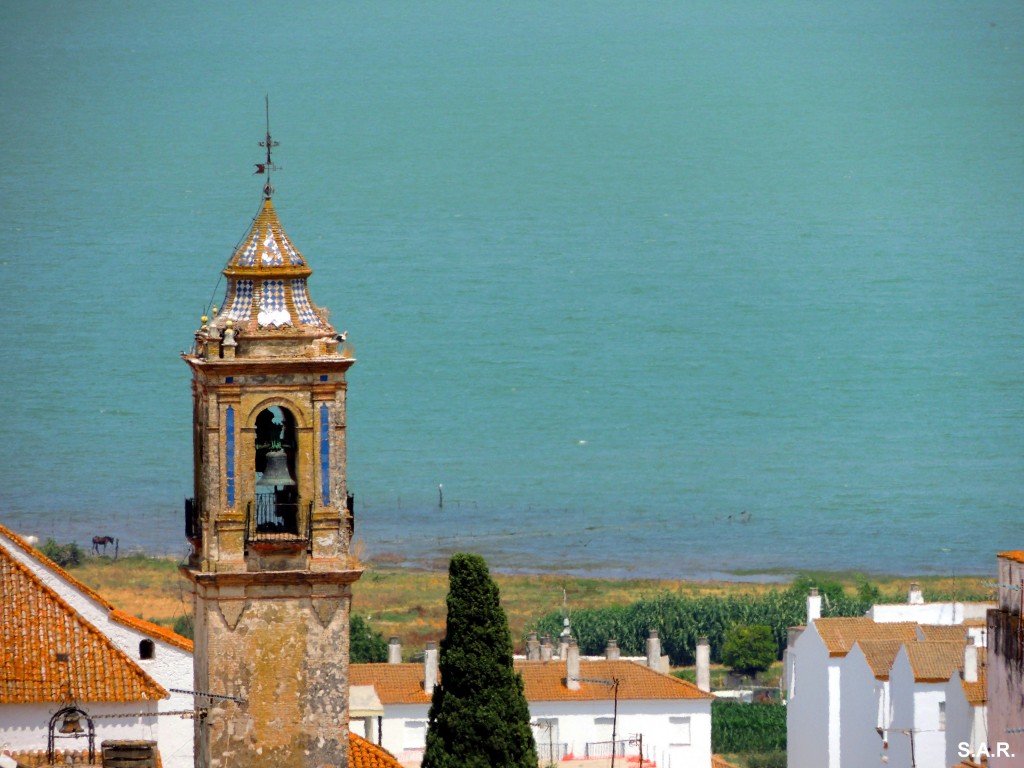 Foto: Las campanas y el lago - Bornos (Cádiz), España