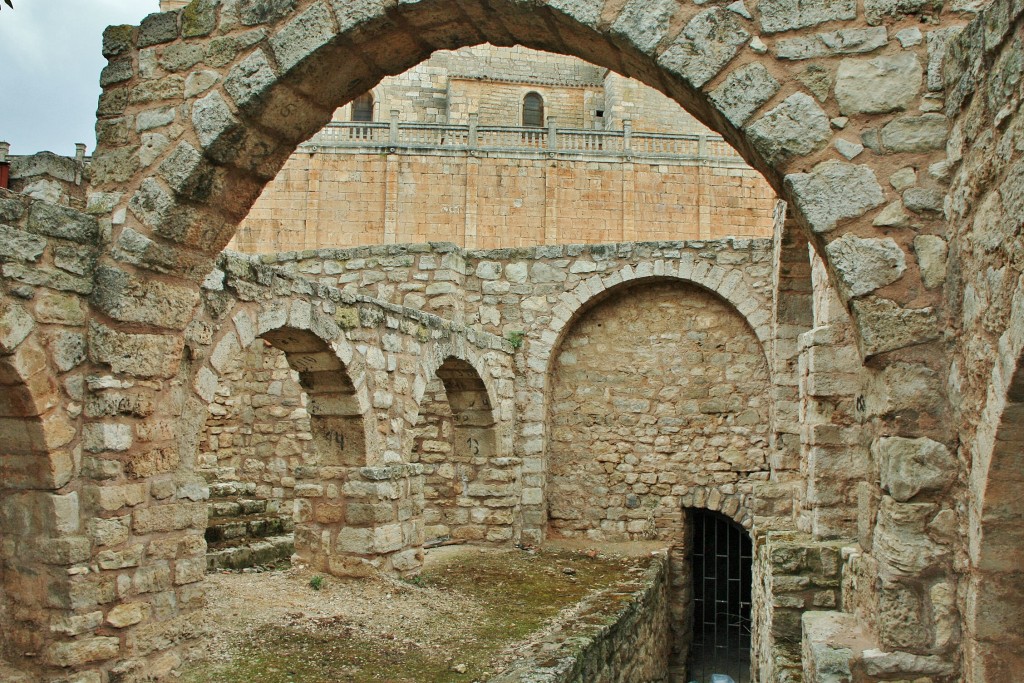 Foto: Subsuelo de la colegiata - Santa María del Campo (Burgos), España