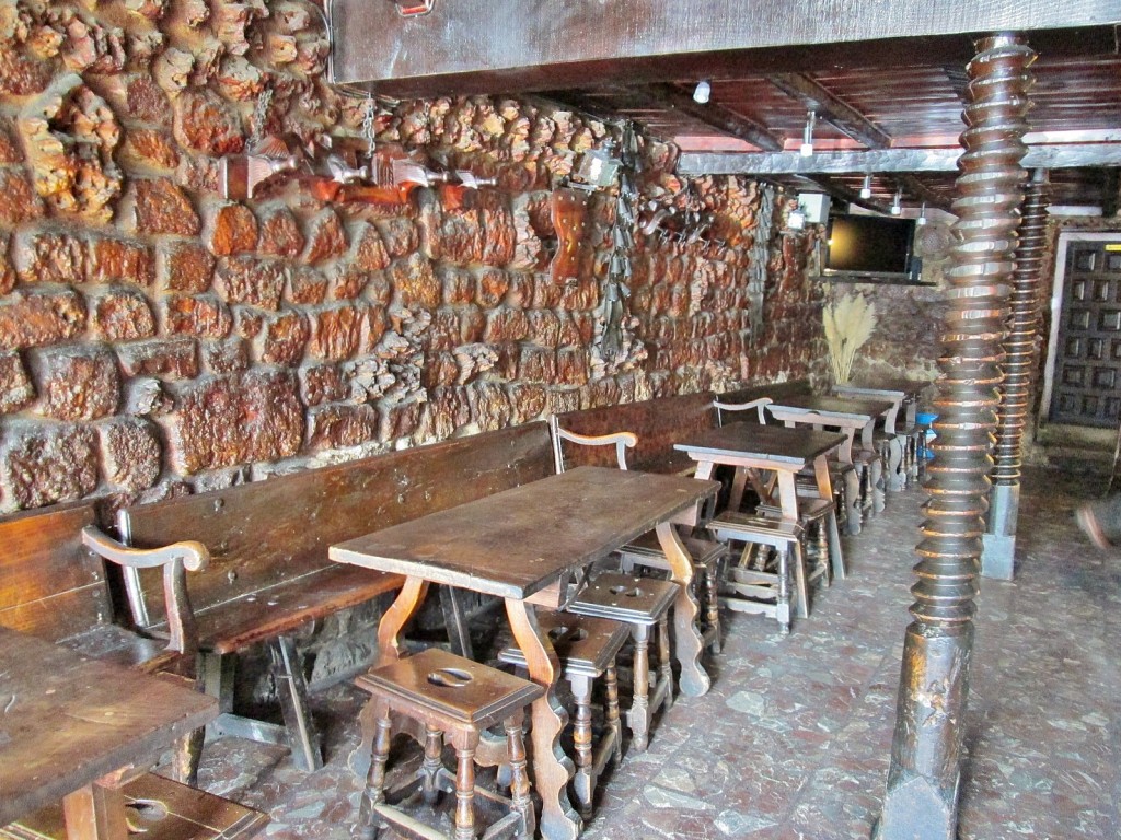 Foto: Interior de un bar - Sasamón (Burgos), España