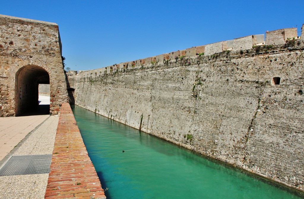 Foto: Murallas reales y foso - Ceuta, España