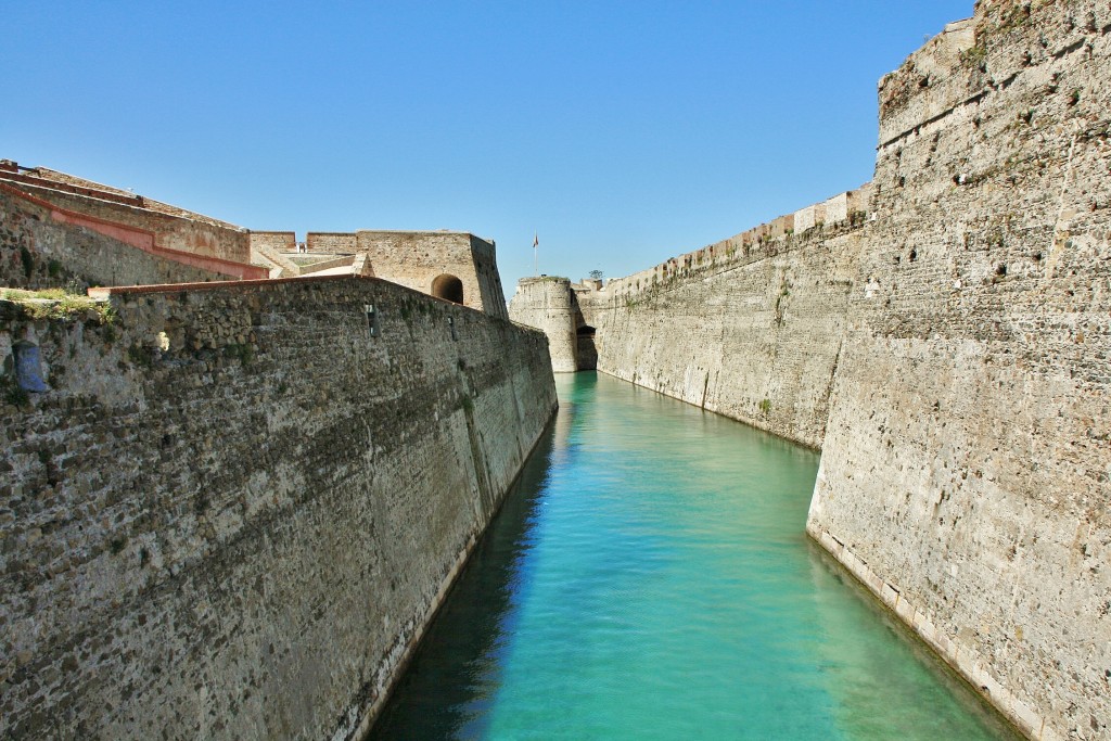 Foto: Murallas reales y foso - Ceuta, España