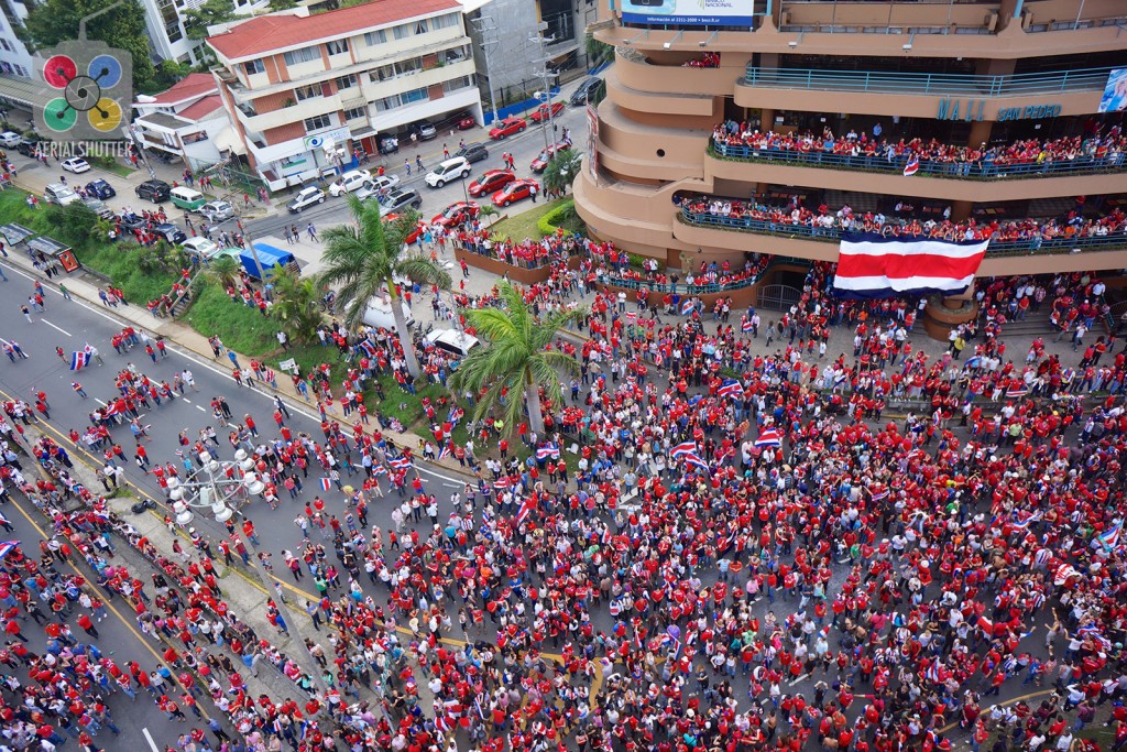 Foto: Celebración del triunfo de selección de Costa Rica contra Italia. - San José, Costa Rica