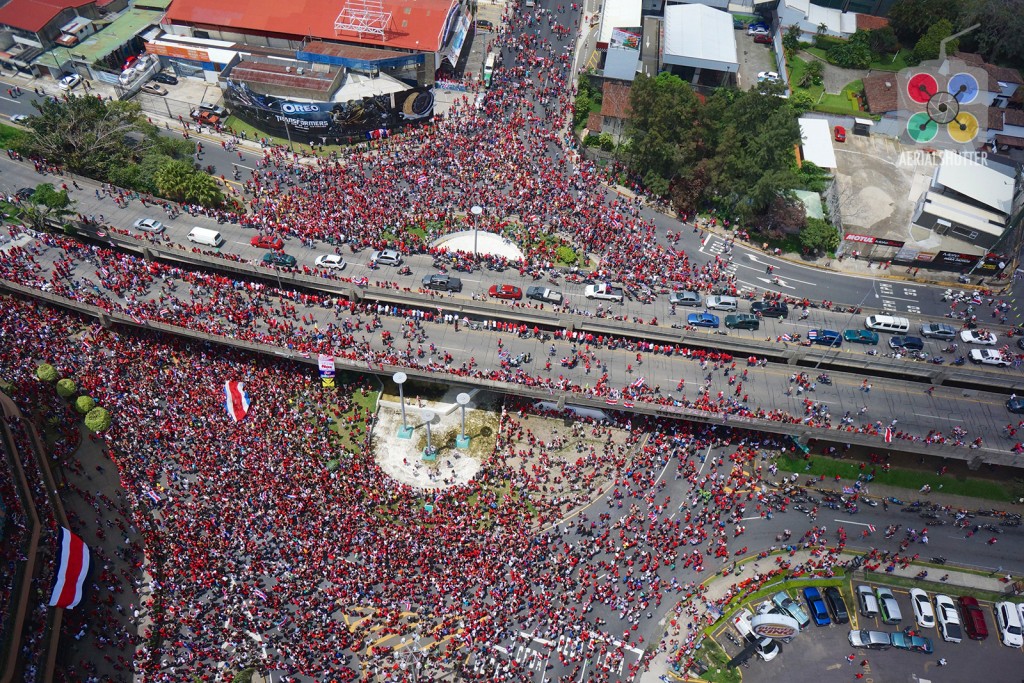 Foto: Celebración del triunfo de selección de Costa Rica contra Italia. - San José, Costa Rica